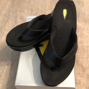 Volatile size 7 black sandals